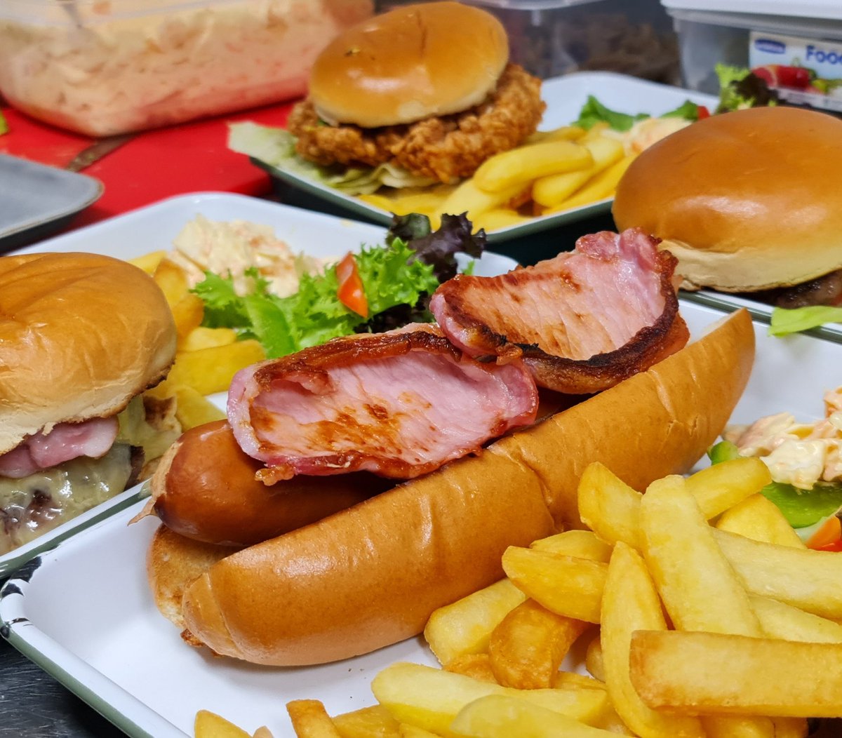 Dyma flas ar ein bwydlen newydd!  Oes mae yna anferth o Gi Poeth (troedfedd) yna!

Here's a taste of our new menu!  Along with our delicious selection of burgers you may spot a foot-long hotdog (how could you miss it?)! 

Gobeithio eich gweld yn fuan /we hope to see you soon 🍔👍