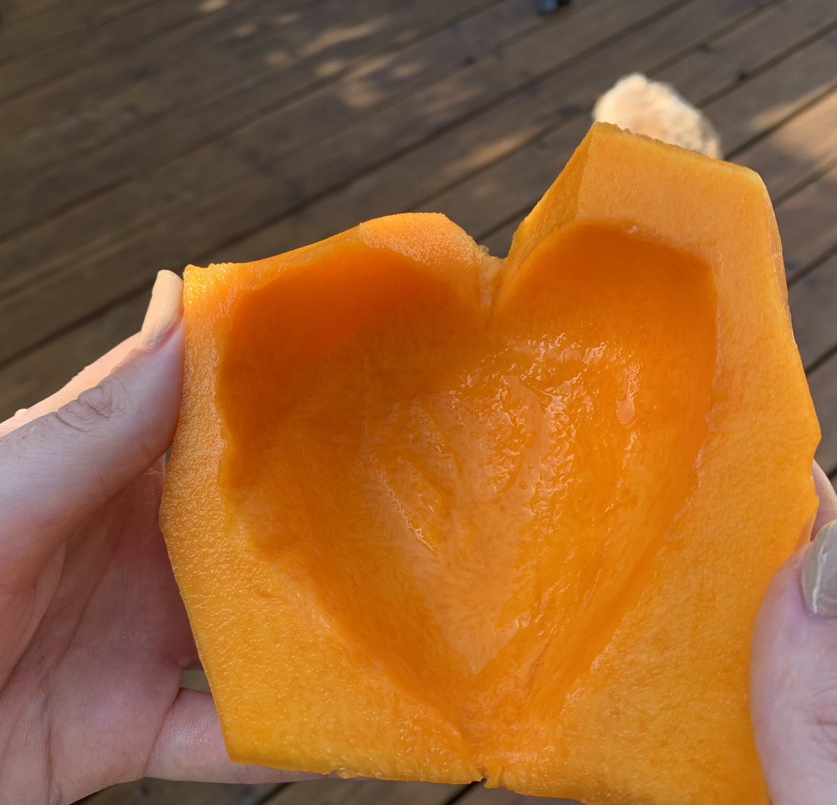PlanetBGlasgow's tweet photo. Two things.
1️⃣Apologies to my sister @charlottegigi_ for every time I've begged her to make her butternut squash soup, & my Mum her butternut squash curry.
I've just peeled & chopped one for the 1st time & they are TOUGH.
😭😩😳
2️⃣I made a heart in my squash! 🧡 lol
#cutecooking https://t.co/e3990zmglO