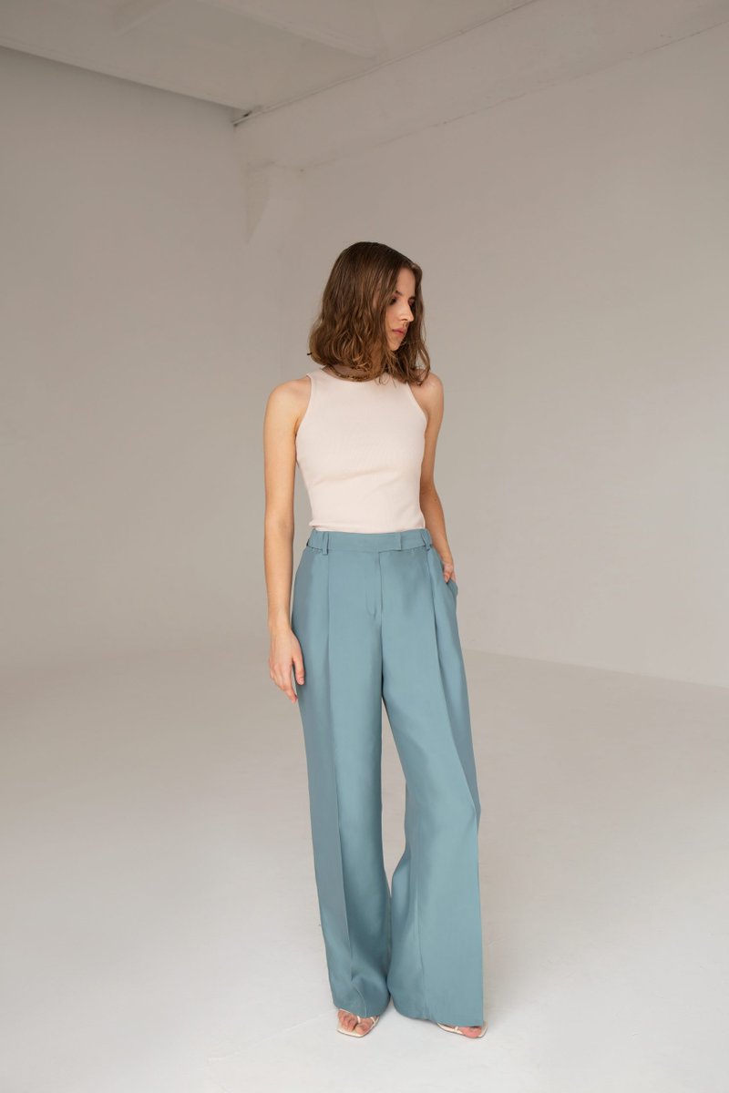 thefoldline's tweet photo. NEW THINGS ALERT! We've had another drop of patterns from our popular designer, Vikisews. The latest collection includes these stunning Jacqueline trousers, a blazer, some cool dresses and tops with interesting details. Go check them out!

https://t.co/DR9TRxu8VJ https://t.co/V1yjksju9l