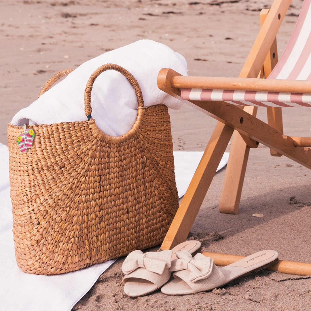 FindersKeyPurse's tweet image. Solo Beach Day🏖️ Sometimes it's nice just to take time "with" yourself...soak up some sun, relax, and refresh.

#alonetimeisgood #alonetimeisgoodforthesoul #alonetime #funinthesun #beachday #loveit #finderskeypurse #stripedflipflops #favoriteaccessory #nomoredigging #lifehack