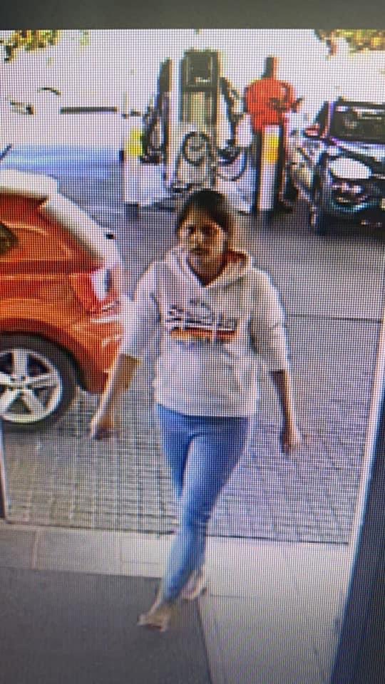 AdvoBarryRoux's tweet photo. This woman drove off without paying petrol. https://t.co/lbGg1PDlVJ