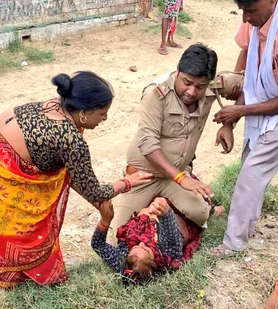 brajeshlive's tweet image. उत्तर प्रदेश पुलिस महिलाओं के प्रति क्रूर है। कानपुर देहात की ये तस्वीर, इस तथ्य की परिचायक है. एक गरीब महिला की छाती पर बैठकर, उसे पीटना और बेइज्जत करने का प्रयास, नारी अस्मिता को तार-तार करता है। वंचित और पिछड़े समाज की महिलाओं के साथ, ऐसी क्रूरता स्वीकार नहीं की जानी चाहिए।
