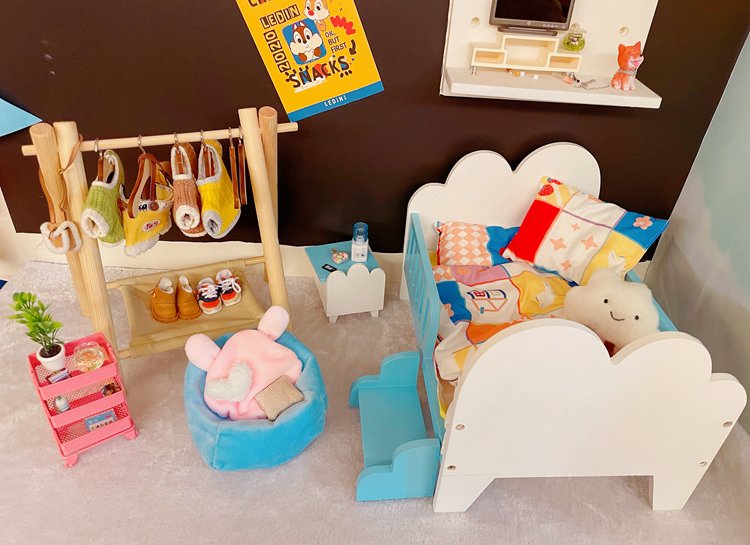 주말이라 잠을 못자는 지브이의 다음옷장 예고 
미니 솜가구 모음입니다 

다양한 솜스토리가 늘어났음 좋겠어요 

우리가 실용성을 따진다면 리빙박스가 최고지만 !!
아가들에겐 집이 필요하잖아요 

사진의 미니 옷걸이대 (옷걸이 별도 ) 미니 침대 미니쇼파 미니 선반을 23일 금요일부터 판매합니다