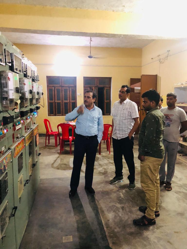 puvvnlazamgarh's tweet photo. Night Inspection by Superintending Engineer Sir, EDC-II, Azamgarh at 33/11kV Substation Bhora Madhya under Electricity Distribution Division-VI, Azamgarh
@PuVVNLHQ
@UPPCLLKO https://t.co/O6XZPoM7Bn