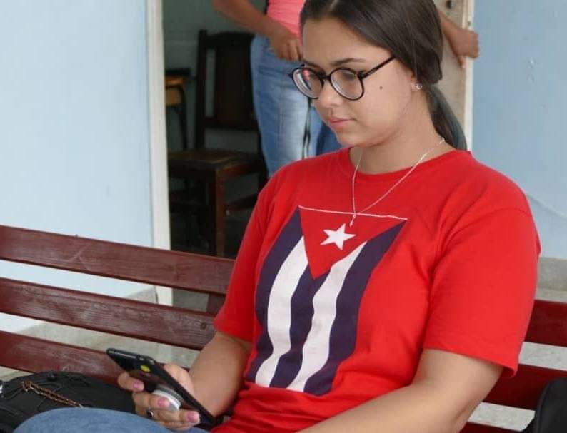 OmarValinoCedre's tweet photo. No la conozco en persona, pero nos seguimos en las redes. Y hoy la veo en Facebook de rojo y bandera. Allí le comento al pie porque lo sé: Joven, lectora, inteligente, avispada y revolucionaria, ¿a qué más? Es @ClaoRguez y no tiene 20 años.
¡Para que luego no digan que no hay! https://t.co/NvnTxkSOsb