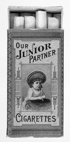 ¿Cigarros para niños? "Los fabricantes de productos adictivos han buscado ...atraer a los jóvenes, dar glamour a comportamientos nocivos y minimizar riesgos: "Si quieres un cigarrillo que no dañe tu salud ...fuma JUNIOR PARTNER".  'The age of addiction'. D.T. Courtwright.