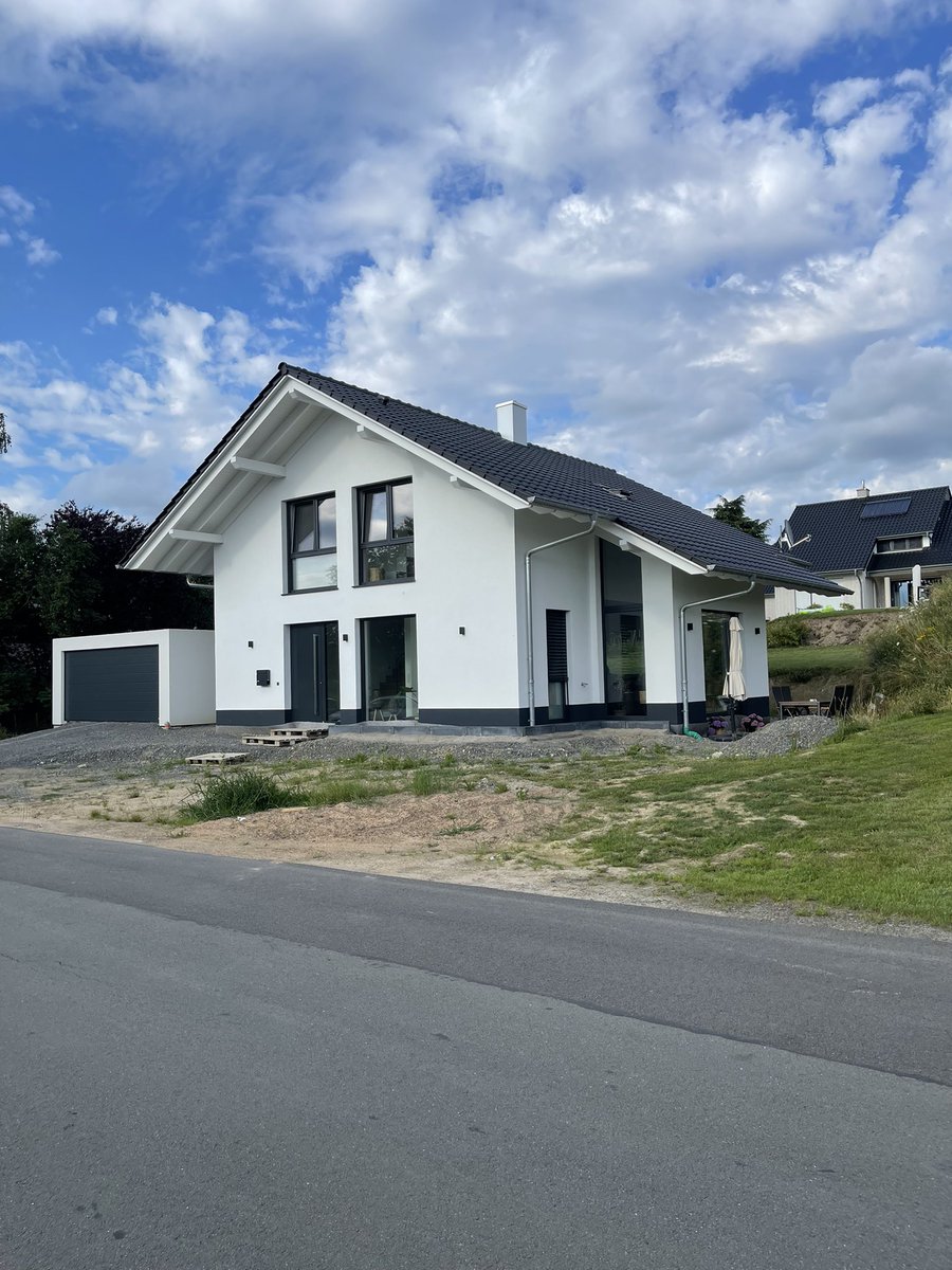 Und wieder wurde unser Haus Ambiente an die Bauherren übergeben.

- 100% individuell geplant 
- massiv errichtet als KFW-40-Effizienzhaus

Sie möchten nähere Informationen? 
aesthetik-Haus.de