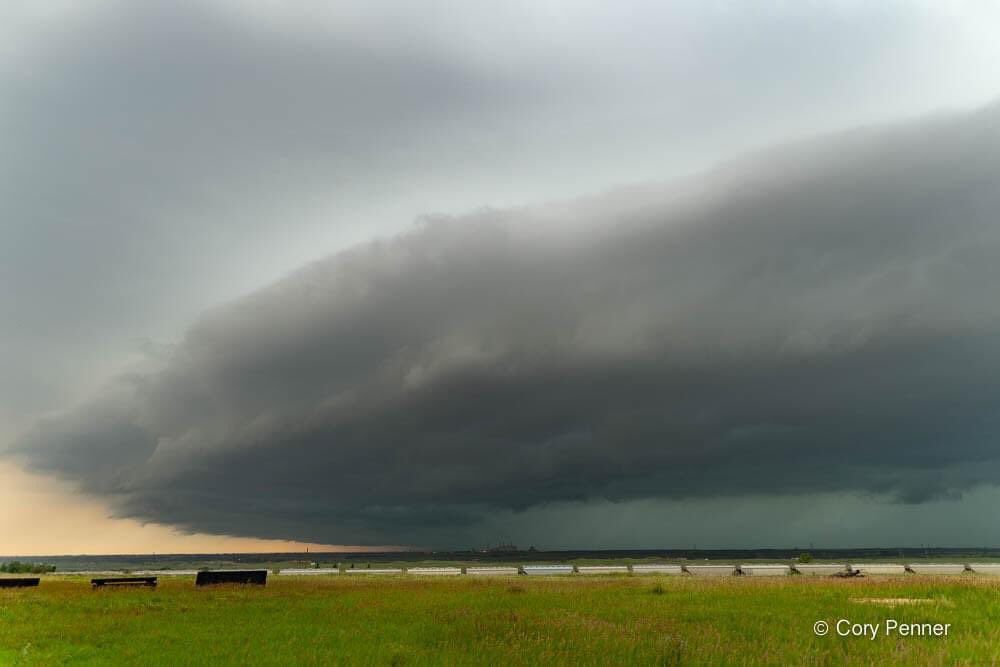 PennerCory's tweet photo. No action in Manitoba this year so I took a drive to Saskatchewan on July 8 and got me a monster shelf cloud in Estevan. #SKstorm #ig_stormclouds #stormchase #stormchasing #severeweather #canadian #canadianprairies #shelfclouds https://t.co/gCWtuWicUo