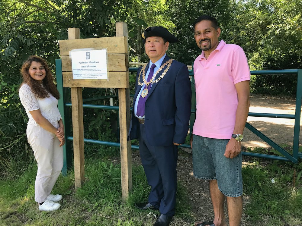 tonylouki's tweet photo. Celebrated the work and success of @CranfordAction at #WayeAvenue Open Space, #Cranford in @LBofHounslow with our #56thMayor, the @bishnug58, today. These guys have pulled more than 100 tons of other peoples shite from the #RiverCrane and surrounds this past year. Good news due. https://t.co/X9oLat6Znl