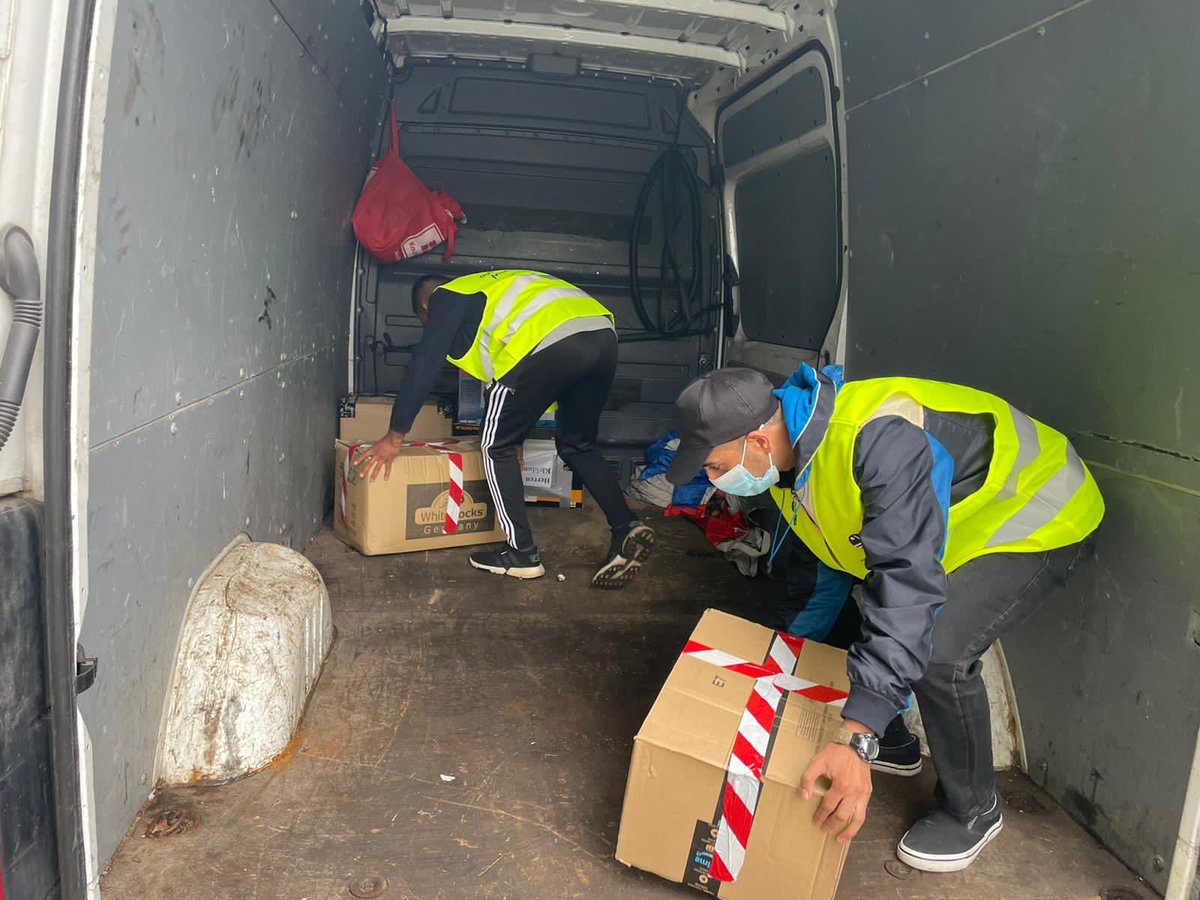 AhmadiyyaJugend's tweet photo. Mitglieder der @ahmadiyyajugend aus Bad Münstereifel haben die Möglichkeit bei der Sortierung für den Ersatzaufenthalt der Bürger mitzuhelfen. #Hochwasser #Hochwasserhilfe https://t.co/mlhvrezblW