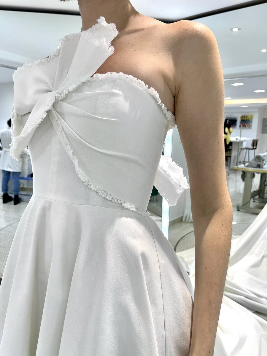 Tiene un drapeado deshilachado en el top del corset que se ve hermoso 🥺.  La idea es que parezca un pañuelo atado en la parte delantera. 

What do you think?