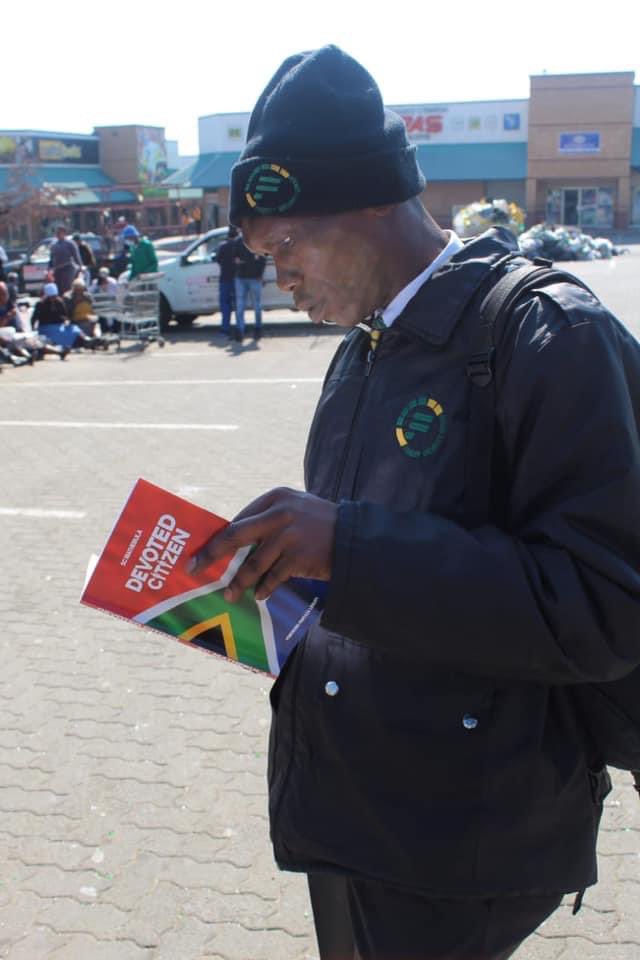 Devoted_Citizen's tweet photo. #DevotedCitizens from Hope Restoration Ministries came out in numbers to bless others in Tembisa Plaza and Birch Acres Mall.
Removal of rubble, cleaning of floors, soup provision and Devoted Citizen book distribution was the order of the day.
#rebuildsouthafrica
#RebuildSA https://t.co/KSdx43ayXr