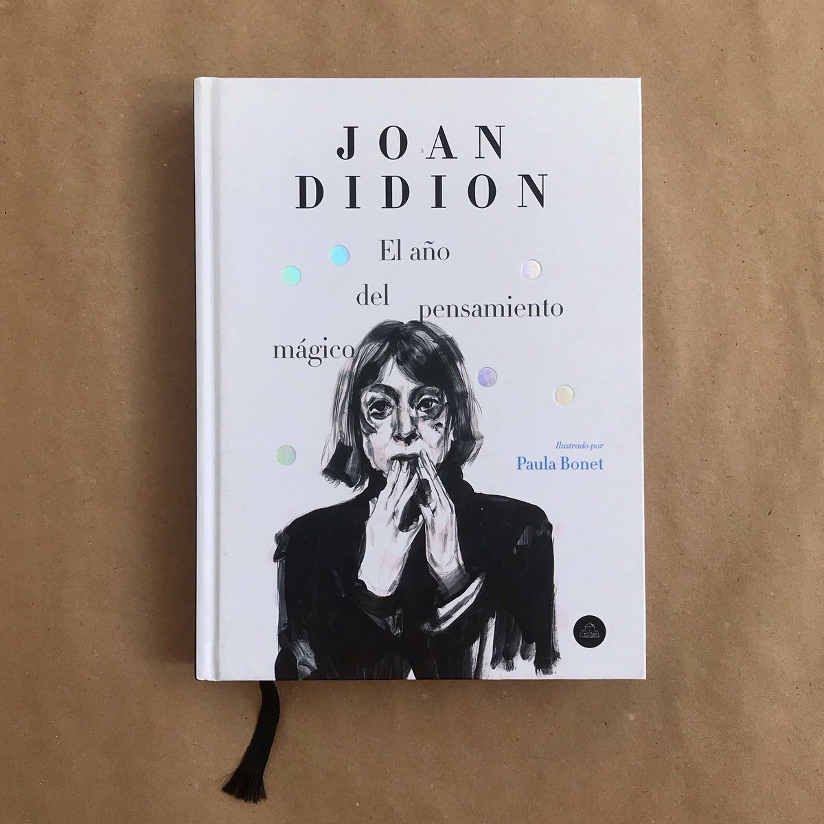 «Somos seres mortales imperfectos, conscientes de esa mortalidad incluso cuando la apartamos a empujones, decepcionados por nuestra misma complejidad, tan incorporada que cuando lloramos a nuestros seres queridos también nos estamos llorando a nosotros mismos…»

✍🏼📚 Joan Didion