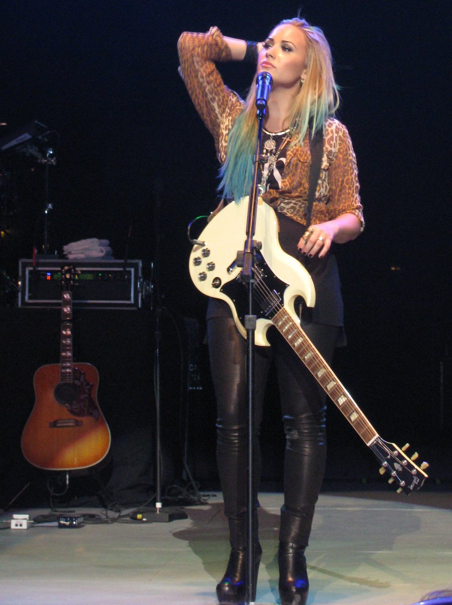 hallucivato's tweet photo. Demi playing the guitar deserves more recognition https://t.co/XucLGLUEJV