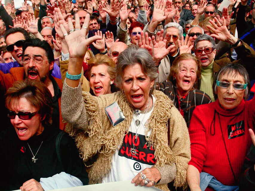 elpce's tweet photo. ⚫  Ha fallecido Pilar Bardem, extraordinaria actriz, referente de nuestro cine y nuestro teatro, extraordinario ejemplo de compromiso con la lucha por la paz y la justicia social. Un abrazo enorme a sus familiares y amigos.

Hasta siempre, compañera ✊💐 https://t.co/Rj8LvIUdzP