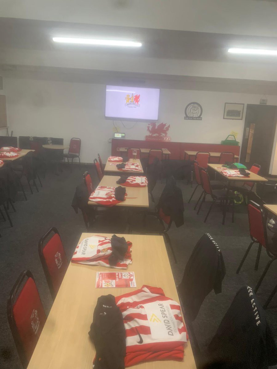 TredegarTownFC's tweet photo. Well what a sunny sunny sunny day in viva la dega today. Great occasion for the Town and in Las Vegas conditions the club couldn’t be proud of the boys #PaintThatClock #OhItsAlready #RED #Degaaaaaaaaboys 🔴⚫️ https://t.co/G9KxWNna9t