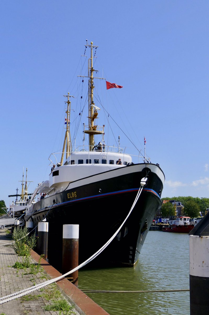 MoonMaassluis's tweet photo. Eigenlijk zouden we de @elbe1959 alleen maar uitzwaaien, maar uiteindelijk zaten we dus gewoon aan boord. Wat een heerlijke dag ππ₯π’ https://t.co/CRZgPUvC5K
