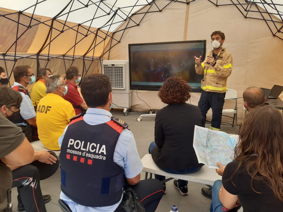 AnnaSanitjas's tweet image. Avui hem estat al #IFLlanca i hem pogut comprovar la importància de les franges de protecció de les urbanitzacions i de la prevenció d’incendis feta al Massís. Ens posem a treballar per les actuacions post-incendi. Moltes gràcies #ADFs, @bomberscat i serveis d’emergència!