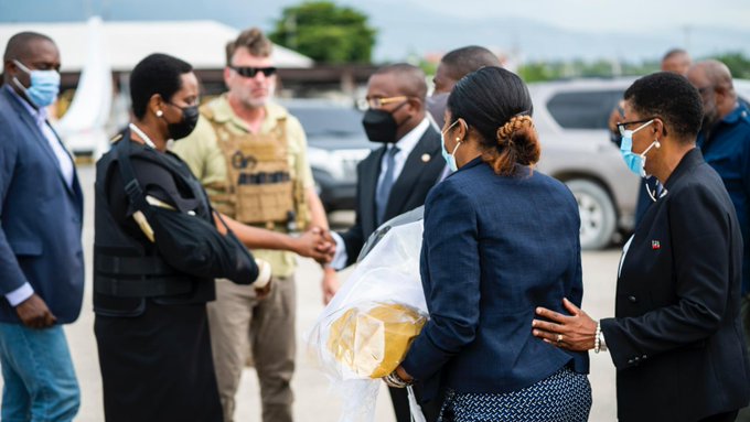 Haïti : La Première Dame De Retour Dans Son Pays Avec Un Gilet Par Balles Après Ses Soins Aux Etats-Unis-Photos