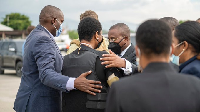 Haïti : La Première Dame De Retour Dans Son Pays Avec Un Gilet Par Balles Après Ses Soins Aux Etats-Unis-Photos