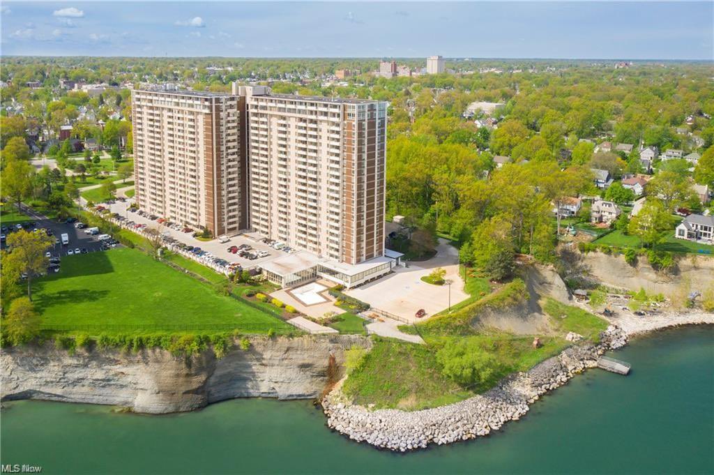 findmarknow's tweet photo. Oh Cleveland, how beautiful you can be. Luxury condo living on the North Coast for a wonderful client.  #MarkGetsItDone #WaterWorld #LuxuryAgentMiller https://t.co/jHdGsnp6Na