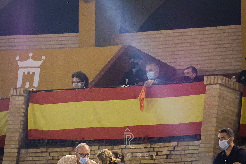 RocaRey's tweet photo. Y el pañuelo naranja y la vuelta al ruedo de @RocaRey con los máximos trofeos.
#RocaReyAlgeciras #indulto @santiagodomecqb #ClubRR https://t.co/4jxB8UjBJy