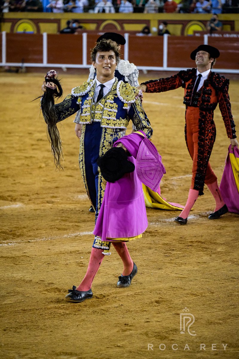 RocaRey's tweet photo. Y el pañuelo naranja y la vuelta al ruedo de @RocaRey con los máximos trofeos.
#RocaReyAlgeciras #indulto @santiagodomecqb #ClubRR https://t.co/4jxB8UjBJy