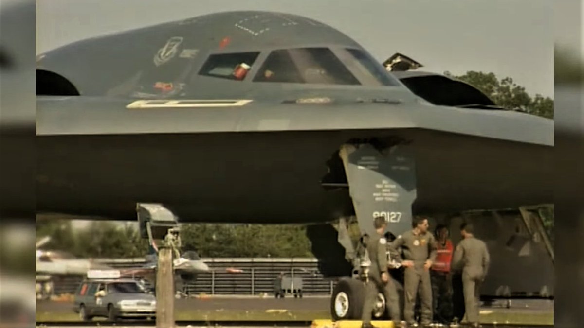 This pic is the first time a B-2📐landed at RIAT Fairford in July1997. Unfortunately the Spirit of Kansas was lost on take-off a few years later, the crew ejected safely [Pic from the #VirtualAirTattoo earlier today].