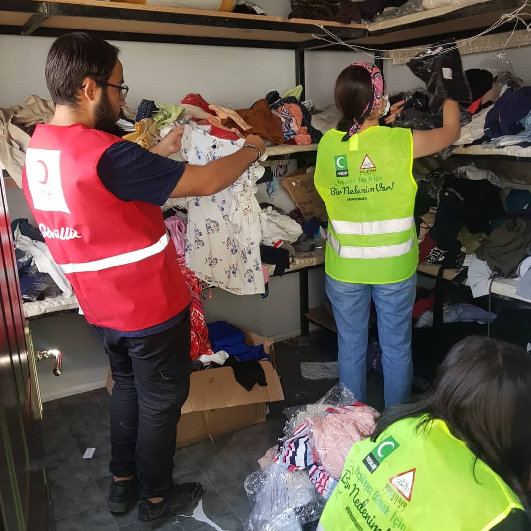 Şubemiz @yesilay_van ile birlikte kardeş kurumumuz Kızılayı @turkkizilayvan ziyaret ettik. Birlikte aileler için koli hazırladığımız güzel yorgunlukların olduğu bir gün geçirdik. 💚❤
#birliktegüzeliz
#gençyeşilay 
#yeşilayvanşubesi