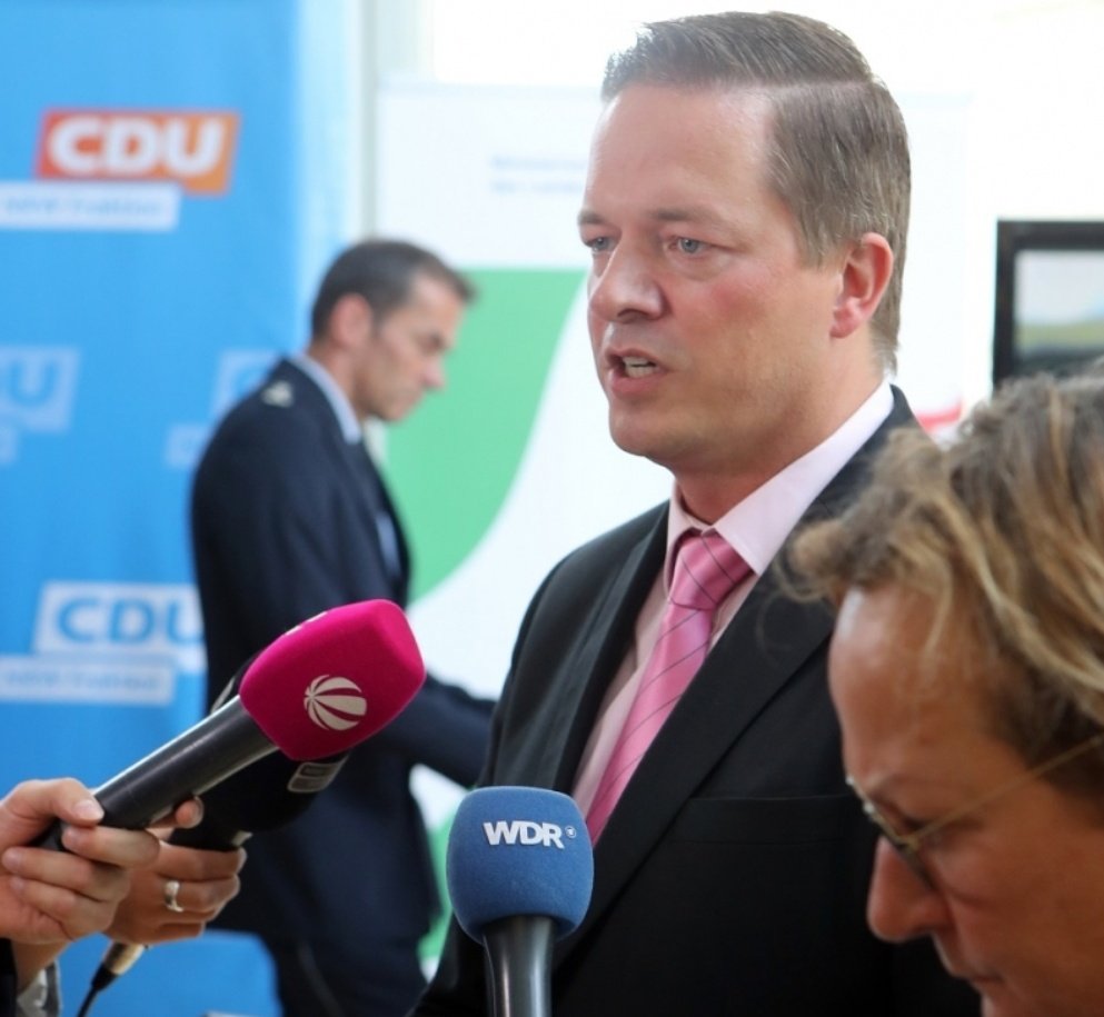 Viel beachtenswerter als Laschets ignoranter Charakterzug ist doch der Herr hier rechts, der ihn so zum Lachen bringt: CDU-Politiker Gregor Golland. (/1)