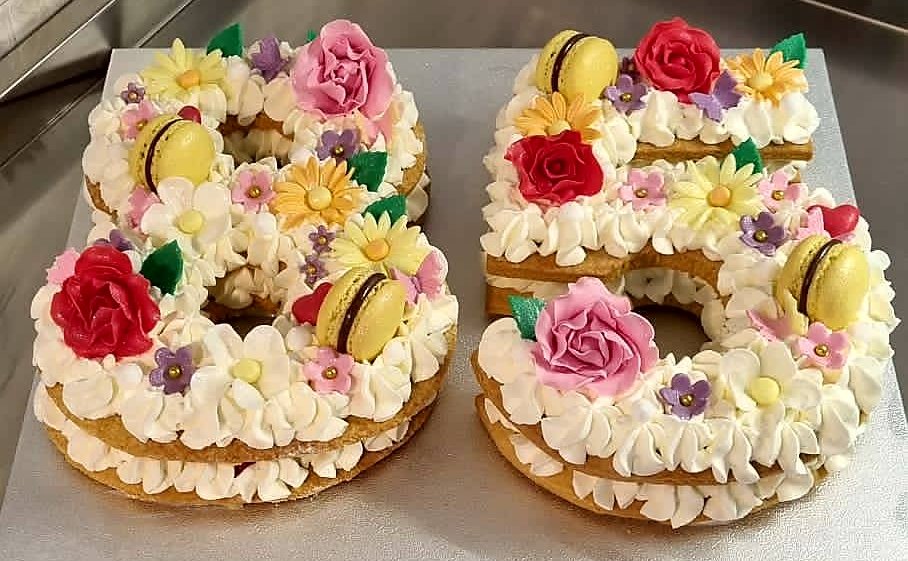 LaCucinadiGioia's tweet photo. Cream Tart farcita con fragole fresche e Panna, decorata con fiori e rose create interamente a mano in pasta di zucchero e macaron farciti con Nutella
#alessia #alessiacake #cake #cake #cakstar #alecake #ale #cakepass #laboratorio
Cream Tart 85 https://t.co/bF6EbmW6P6 https://t.co/lPPc4w8ztu