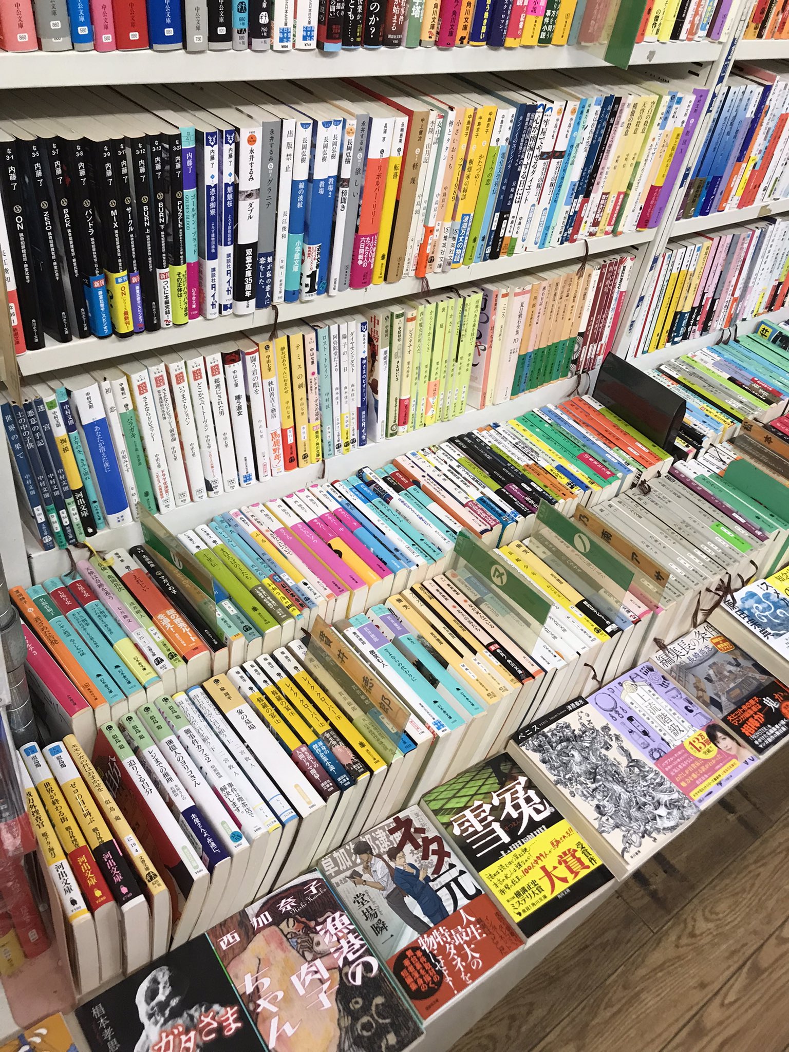 移転 Books三鷹 古本屋 こんにちは Books三鷹です 人生について考える時は哲学書を読む 仕事について考える時はビジネス書を読む 恋愛で悩んでいる時は恋愛小説を読む 人生は本と出会うチャンスがいたるところに ベストセラーでなくとも