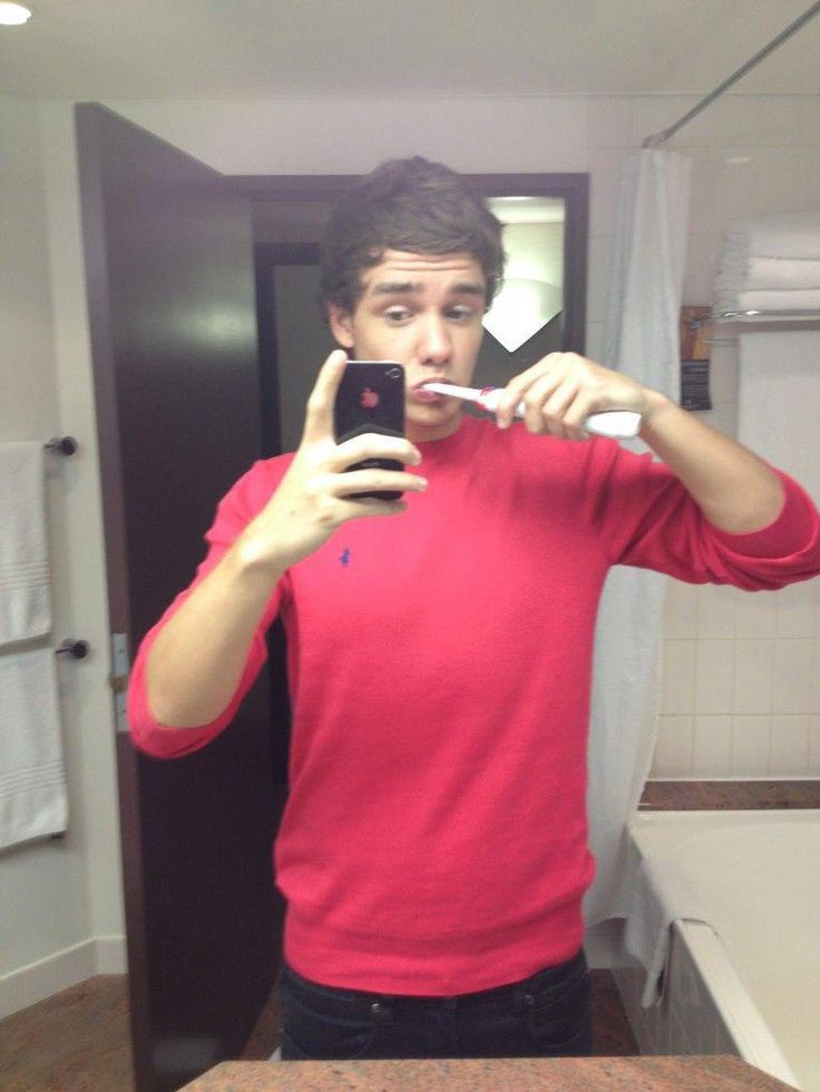 livloved's tweet photo. essas fotos do liam no espelho curam aonde doi te amo amor https://t.co/sYd3unV0GJ