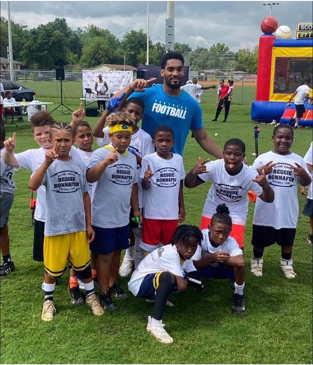 Shoutout to @RelentlessReg1 , @Total360MGT & @323NeverFold for letting #BounceWithDunk Be Apart of Their 2nd Annual Football Camp 🏈🖤💪🏾