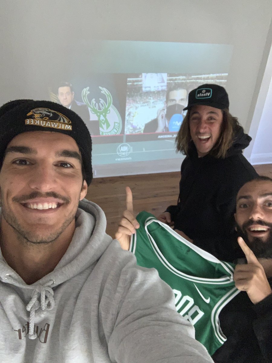 Poltn's tweet image. Desde Sydney con los Bucks #dormiresdecobardes #LasFinalesDeTodaLaVida @gabilopez8 @AlbertJavierre @MovistarNBA