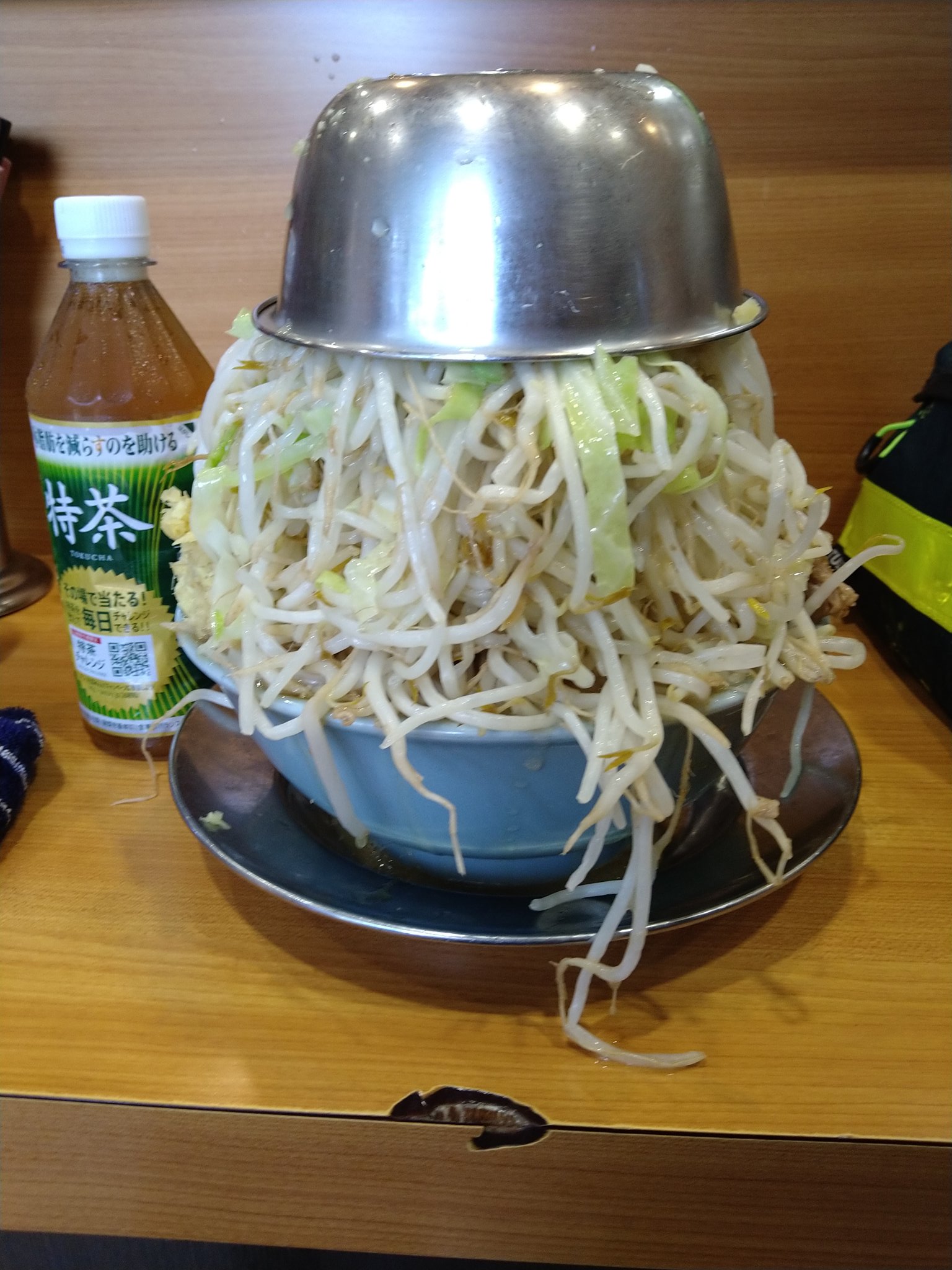 なおちん ラーメン二郎八王子野猿街道店２ 迷った時はデフォってカッコつけたけどニコ調教師のデフォって 小ラーメンたまねぎ ショウガ コールニンニクのみ 忙しいさなかすっ飛んできて盛ってくれたニコ調教師に感謝 デフォの基準を再認識させられる一杯