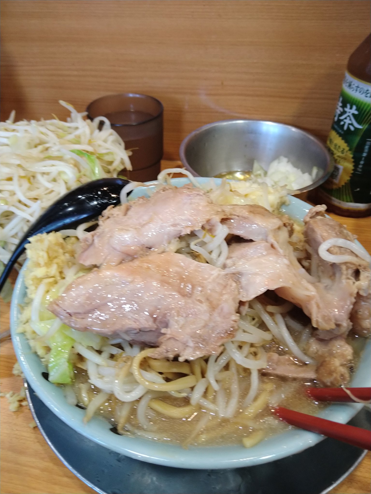 なおちん ラーメン二郎八王子野猿街道店２ 迷った時はデフォってカッコつけたけどニコ調教師のデフォって 小ラーメンたまねぎ ショウガ コールニンニクのみ 忙しいさなかすっ飛んできて盛ってくれたニコ調教師に感謝 デフォの基準を再認識させられる一杯