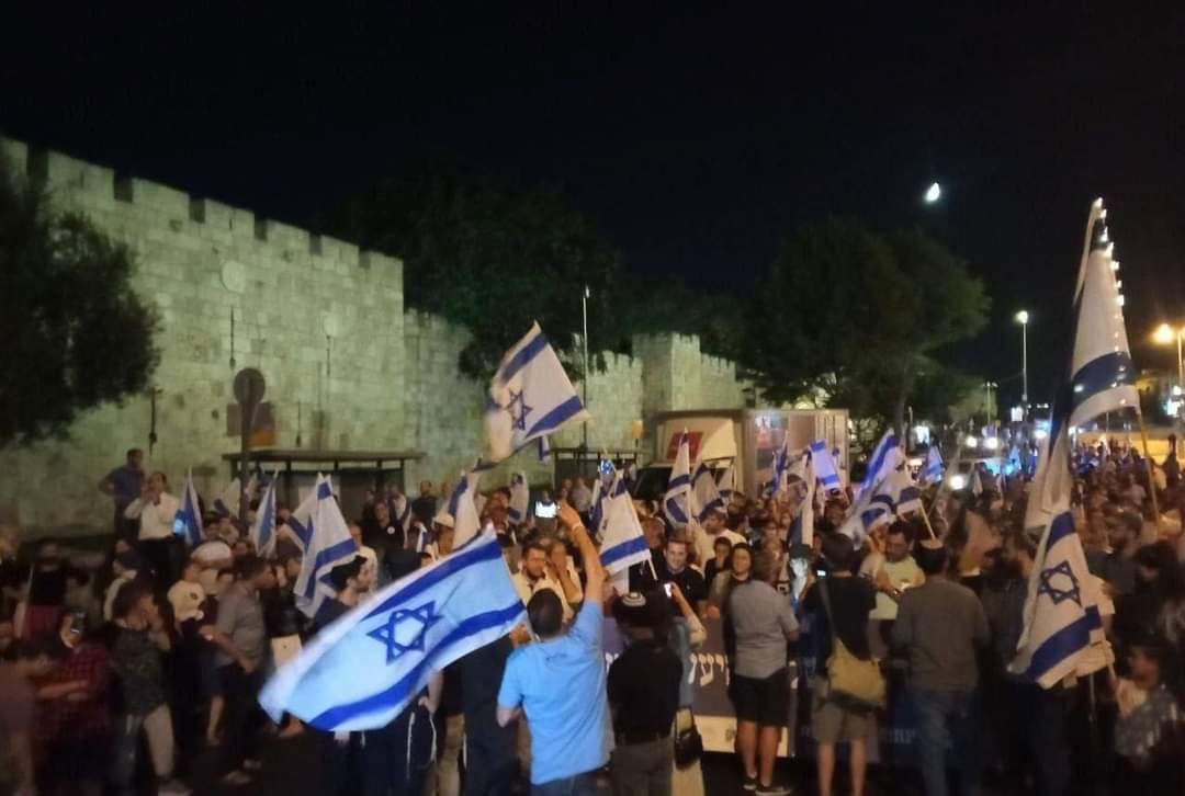 islamasalya88's tweet photo. Binlerce siyonist Mescidi Aksa’nın çevresini sardı. Bugün zor bir gün olacak. 

#StopTheRaid 
#SaveAlAqsa 
#SaveAlQuds 
#İsgal18 
#Kudüs https://t.co/BCEcCfJqbW