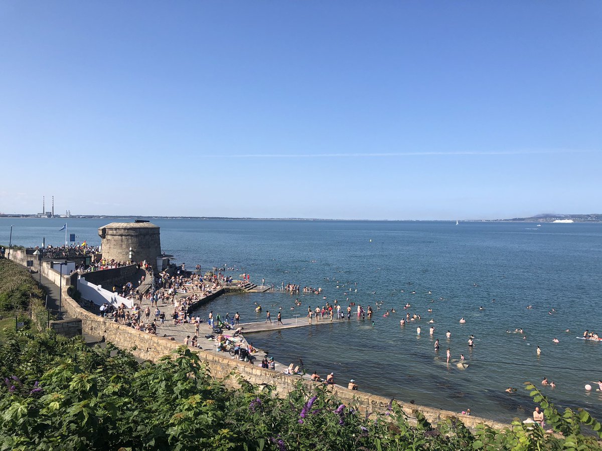 robertburns73's tweet image. Lots of people enjoying the sun &amp;amp; sea at Seapoint earlier today.

#dlrcc
#Staycation