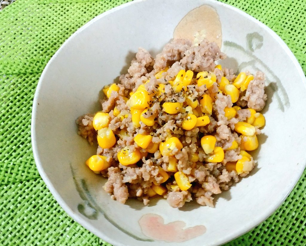 コーンとひき肉のバターしょうゆ炒め🌽
ひき肉は私的には合挽き肉がオススメですが、鳥ひき肉でも美味しかったです。
丁度とうもろこしシーズンなので使いましたが、コーン缶もこれまた美味しく出来ました✨
とうもろこしの詳しいレンチン方法はツリーに置きますので、参考にして頂けたらと思います