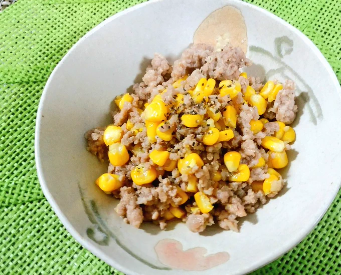 コーンとひき肉のバターしょうゆ炒め🌽

ひき肉は私的には合挽き肉がオススメですが、鳥ひき肉でも美味しかったです。
丁度とうもろこしシーズンなので使いましたが、コーン缶もこれまた美味しく出来ました✨

とうもろこしの詳しいレンチン方法はツリーに置きますので、参考にして頂けたらと思います 