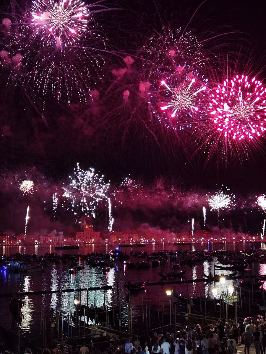 SerenissimaVe's tweet image. Il tradizionale spettacolo pirotecnico illumina il Bacino di San Marco per il Redentore ✨

#Venezia1600 ❤️🦁#RedentoreVenezia2021 🎆