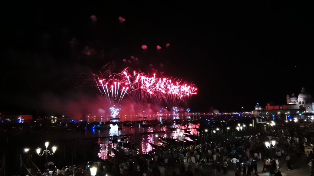 SerenissimaVe's tweet image. Il tradizionale spettacolo pirotecnico illumina il Bacino di San Marco per il Redentore ✨

#Venezia1600 ❤️🦁#RedentoreVenezia2021 🎆