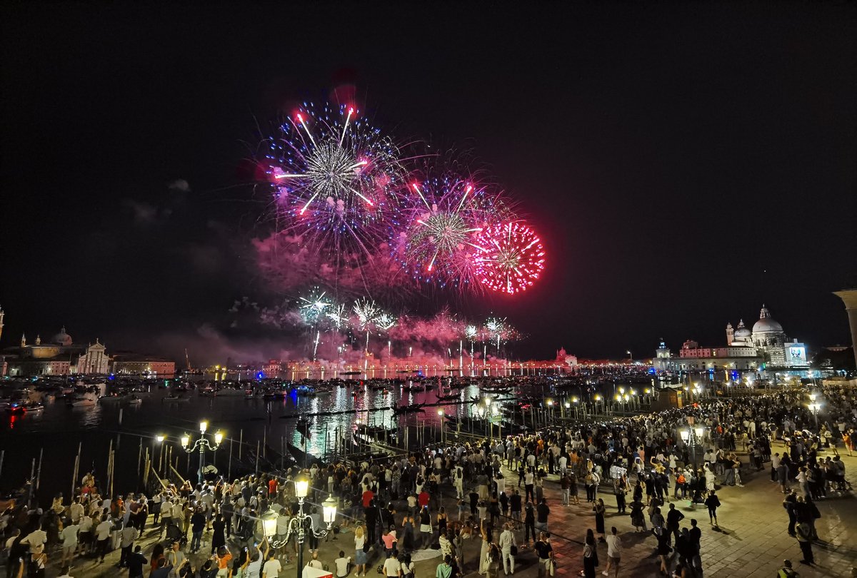 SerenissimaVe's tweet image. Il tradizionale spettacolo pirotecnico illumina il Bacino di San Marco per il Redentore ✨

#Venezia1600 ❤️🦁#RedentoreVenezia2021 🎆