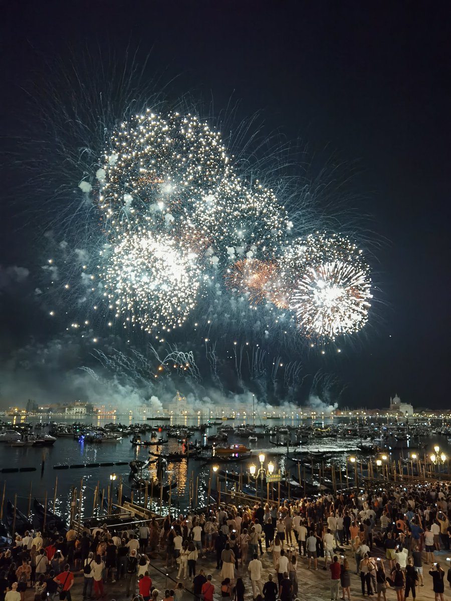 SerenissimaVe's tweet image. Il tradizionale spettacolo pirotecnico illumina il Bacino di San Marco per il Redentore ✨

#Venezia1600 ❤️🦁#RedentoreVenezia2021 🎆