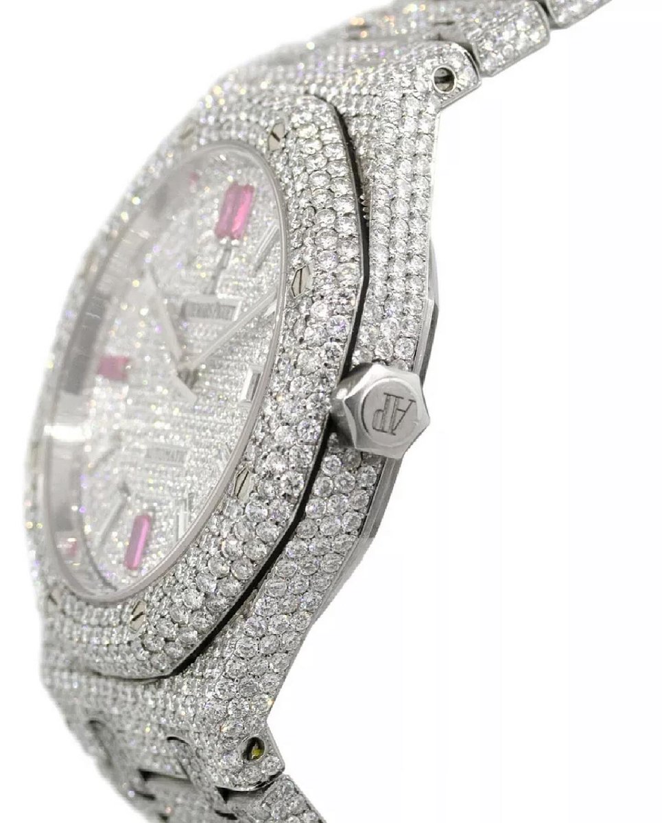 DanielFifthAve's tweet photo. New York City, 2021 — our take on the 41MM Audemars Piguet Royal Oak 15400ST, “The Madison Ave Edition,” By Daniel of Fifth Avenue x @CaseauBespoke 
Ruby Markers at the six, nine and twelve O’clock position; hand-set 60 degree I, VS 2 Round Cut diamonds with a total CTTW of 25.66 https://t.co/yQ2iuXvkzH