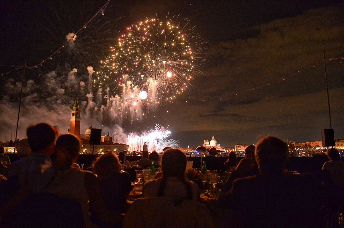 Uno spettacolo pirotecnico magnifico. 
#Venezia, città dell’Amore, rinasce e guarda al futuro con speranza, fiducia e determinazione ❤️ 
Grazie a TUTTI e Buon #RedentoreVenezia2021!