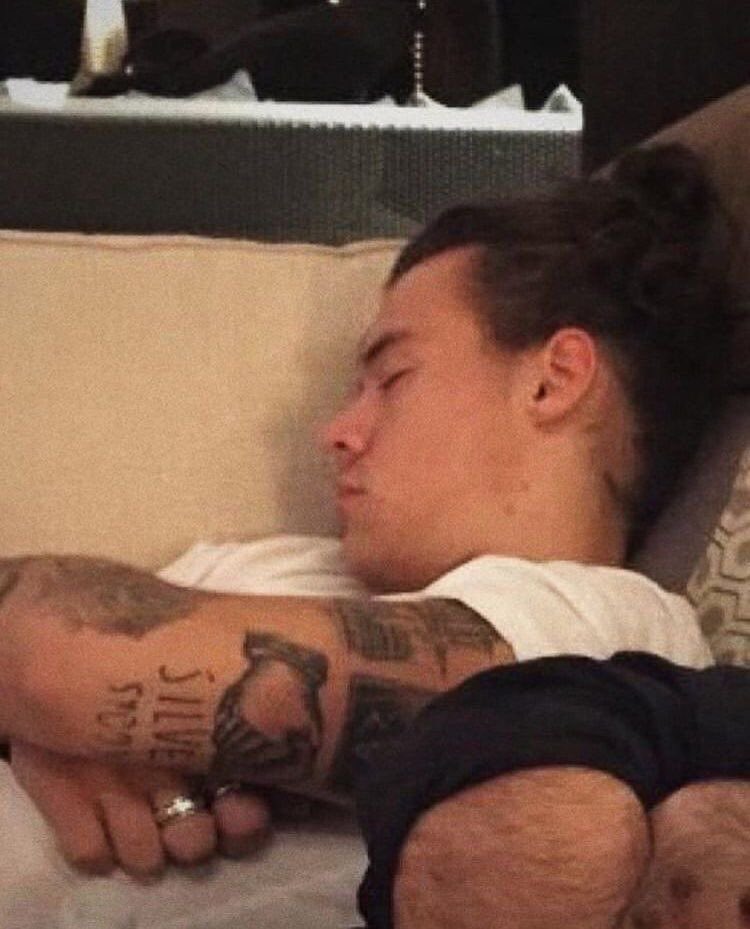 long hair harry (@hourlylhh) on Twitter photo 