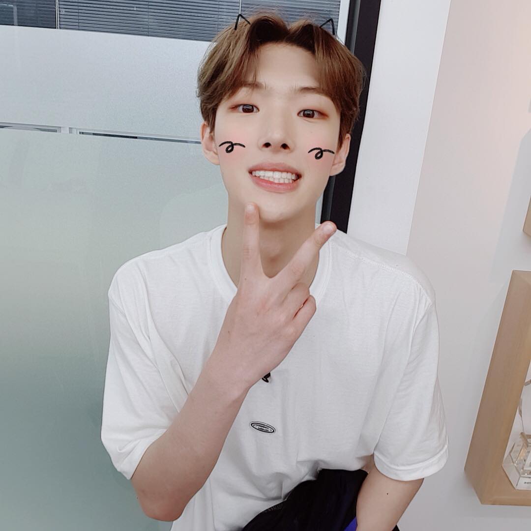 F8VER_twt's tweet photo. Pueden adivinar quien salió de su escondite? Obviamente nuestro chiquito #MINGI, todo para ser parte del #B7ADEBUT y, aunque llegó tarde, espera poder escuchar el #WeAreBangvengers y celebrar el lanzamiento de #NoMoreDreamB7A. Muchas felicidades @i7BANGVENGERS! 🤍🥛 https://t.co/DBvoEBnnO1