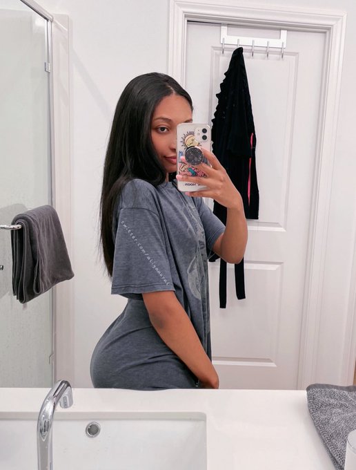 Can I wear ur t-shirt? 🥰 https://t.co/X468cYxrgk